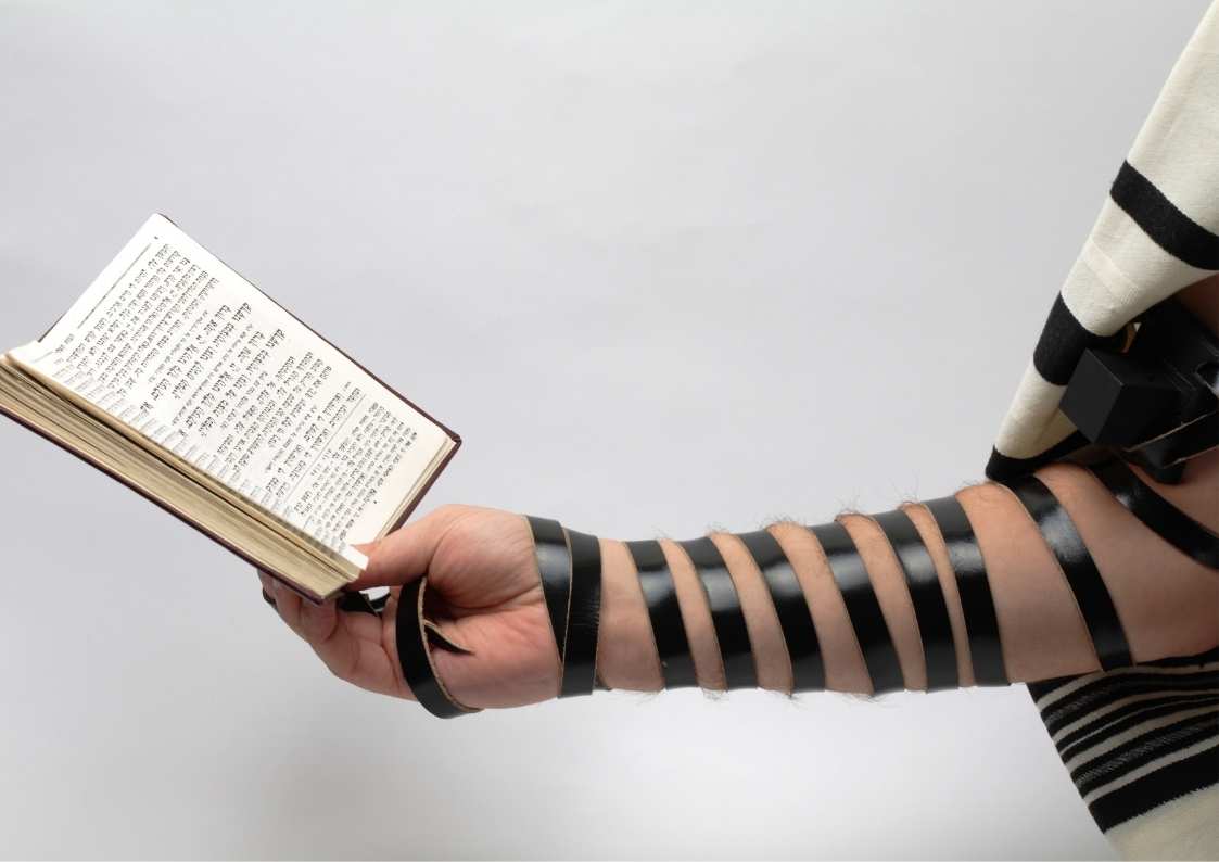 מתחזקים: איך מניחים תפילין?