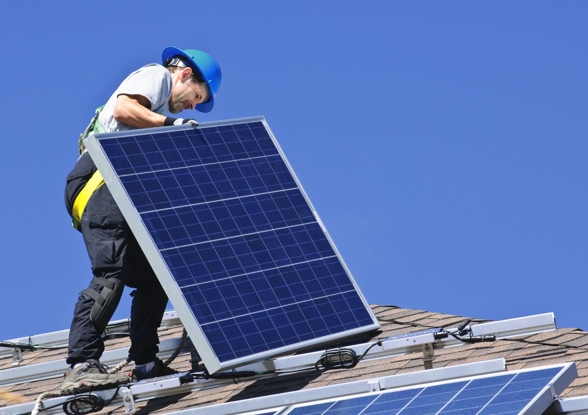 הקמת מערכת סולארית - מה אומר החוק?